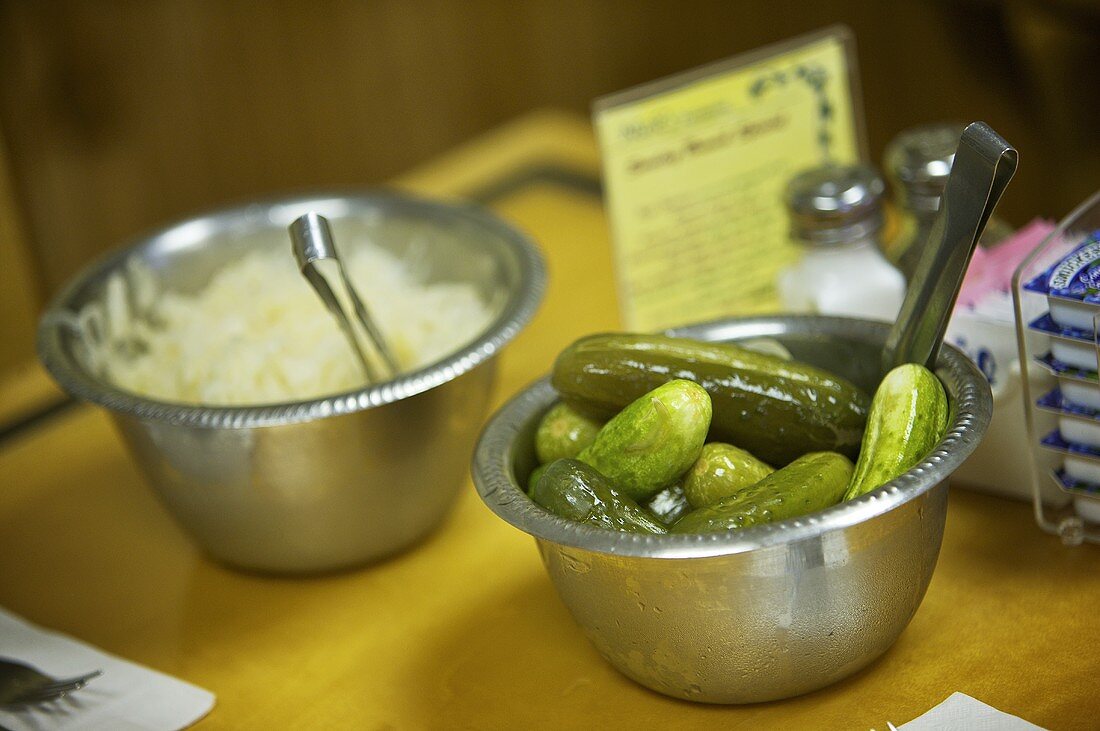 Essiggurken und Sauerkraut im Restaurant