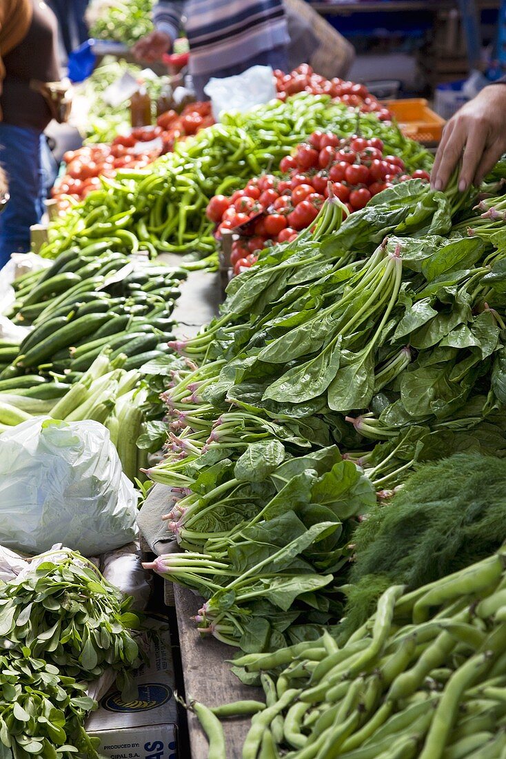 Gemüsestand auf dem Markt in Foca (Türkei)