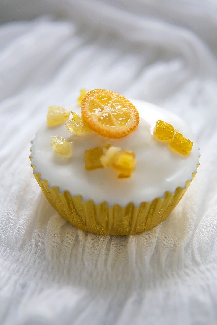 Cupcake mit Zuckerglasur und Kumquats
