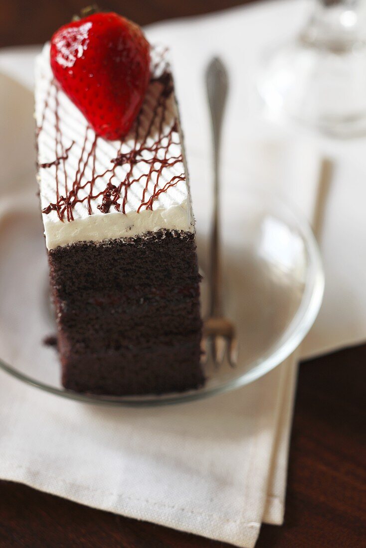 Ein Stück Schokoladenkuchen mit Erdbeere