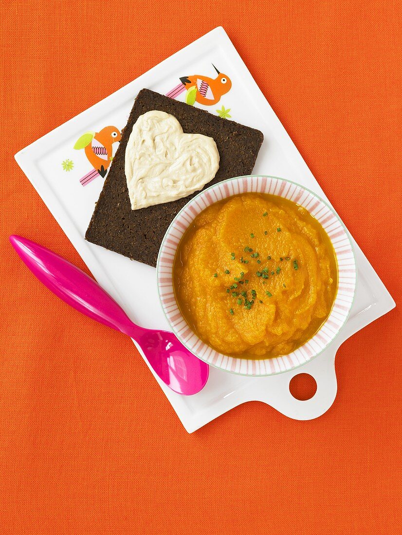 Karotten-Hummus-Püree für Kinder mit Pumpernickel