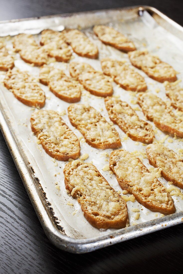 Parmesan Croûtons auf Backblech