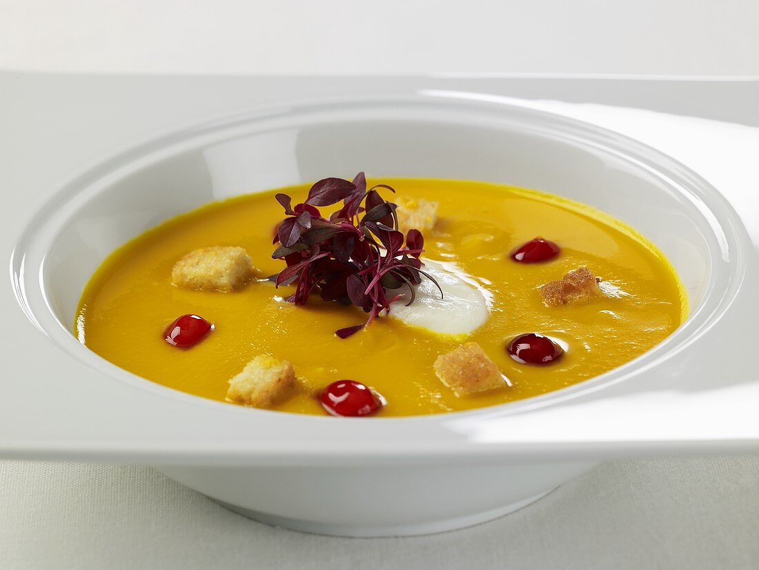 Kürbiscremesuppe mit Croûtons, Cranberries & Creme Fraiche