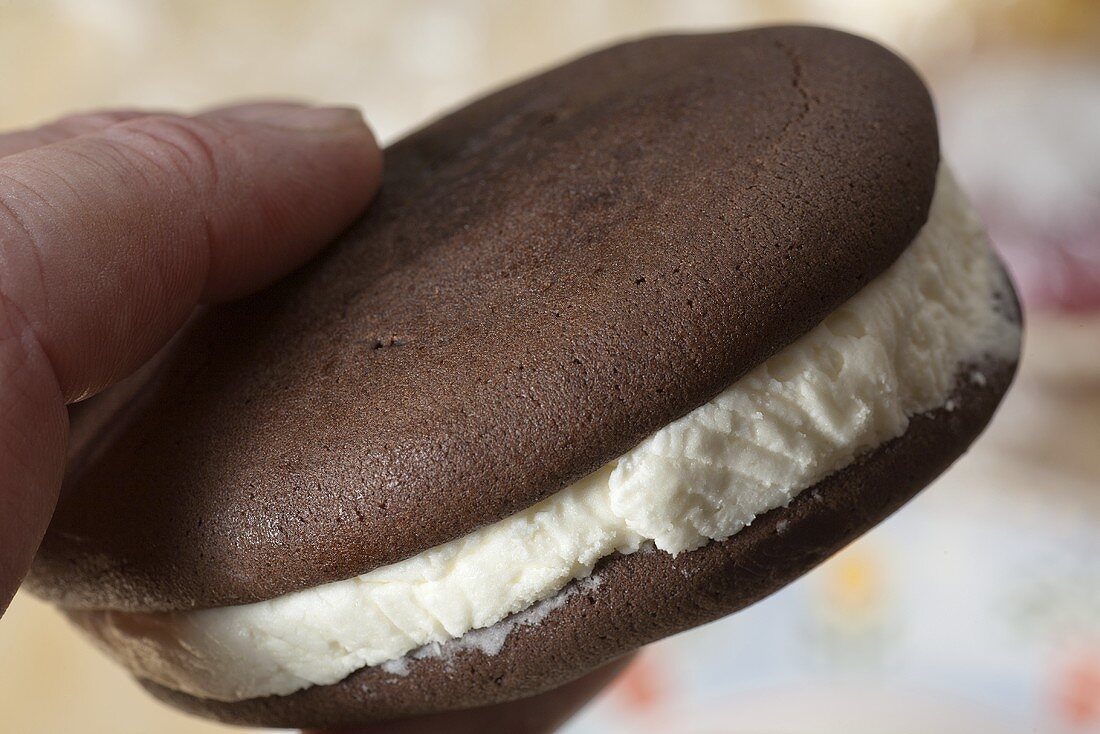 Hand hält Whoopie Pie aus Lancaster County, PA