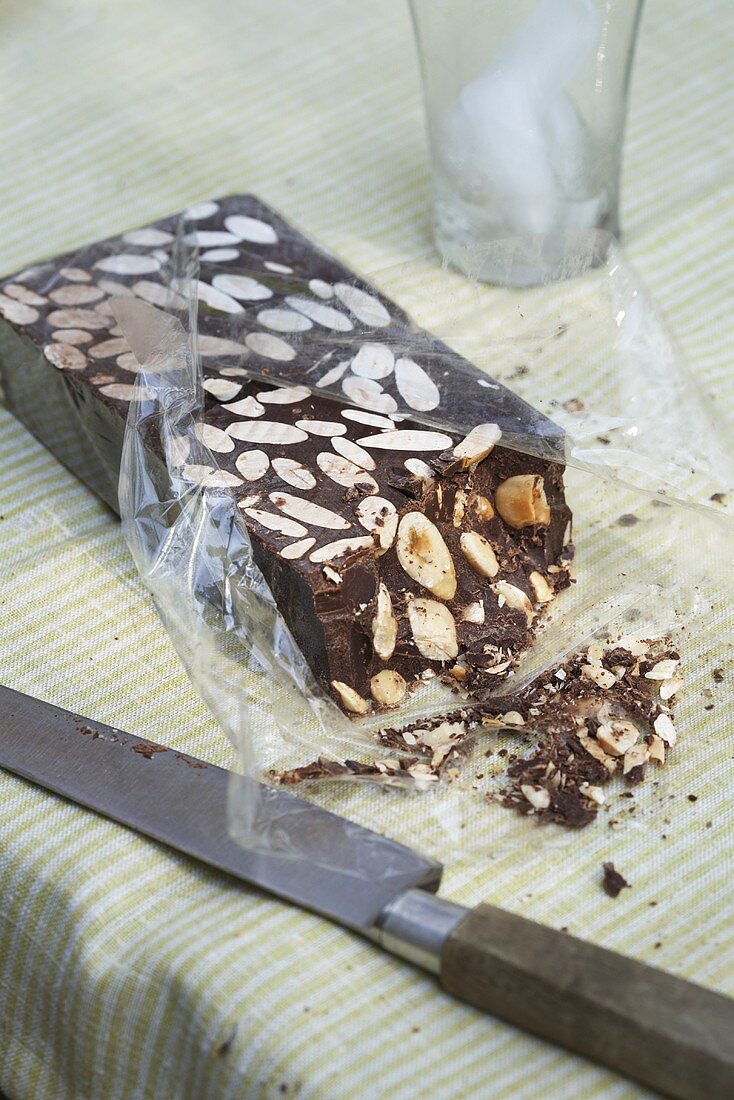 Schokoladen-Turron mit Mandeln