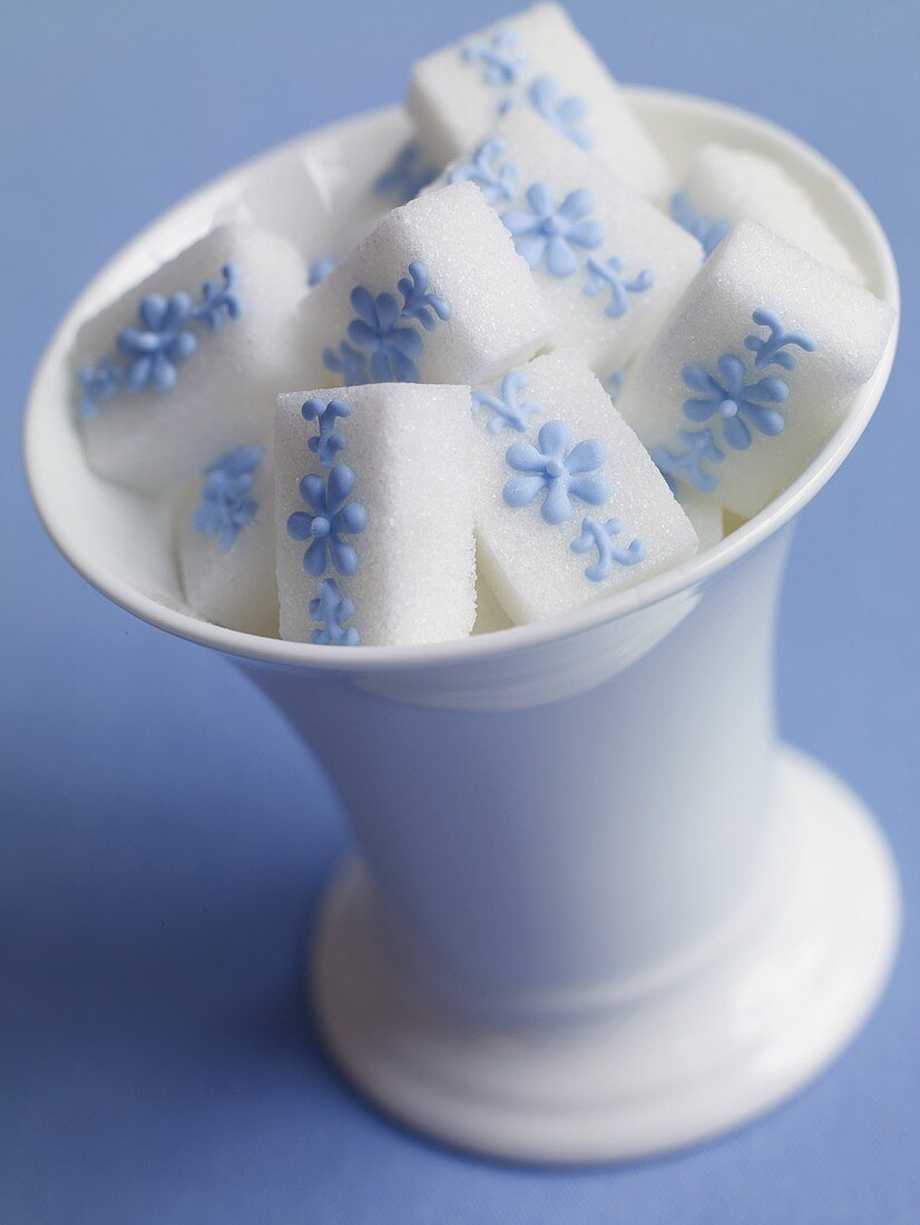 Zuckerwürfel mit blauem Blumenmuster