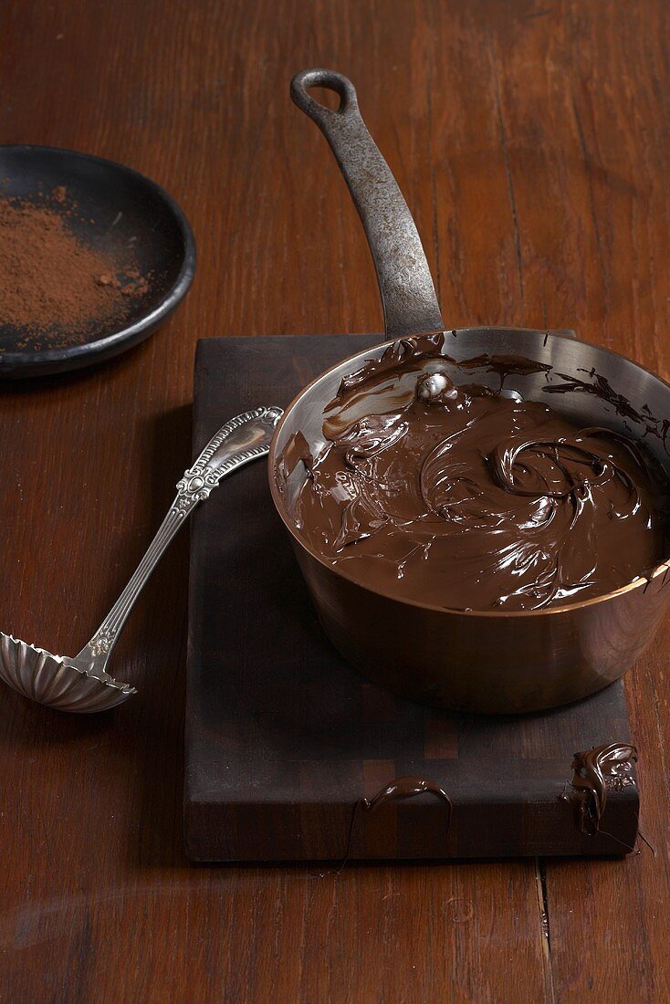 Geschmolzene Schokolade im Kupfertopf