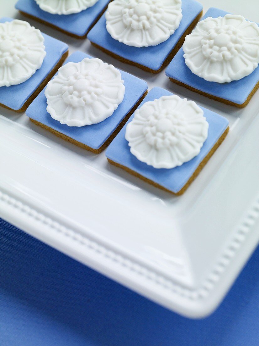 Blau-weiße Teeplätzchen mit Zuckerblüten