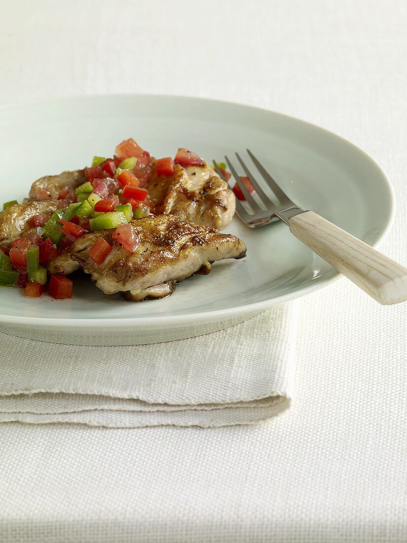 Gegrillte ausgelöste Hähnchenschenkel mit Salsa