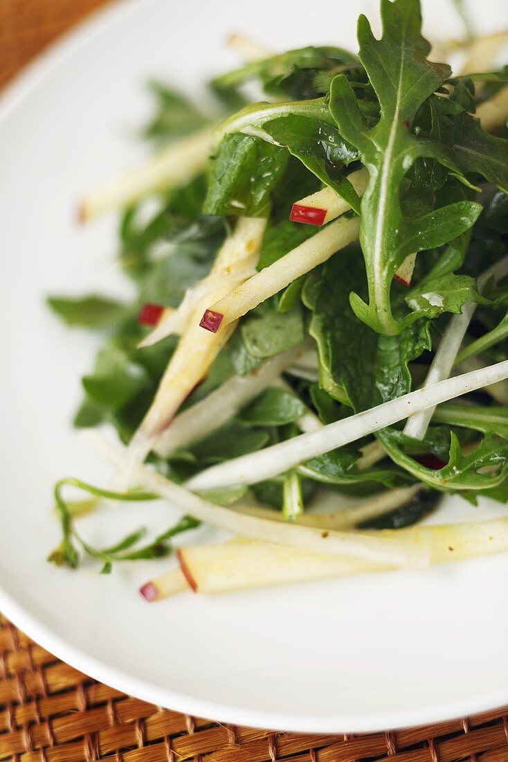 Rucolasalat mit geraspelten Äpfeln und Fenchel