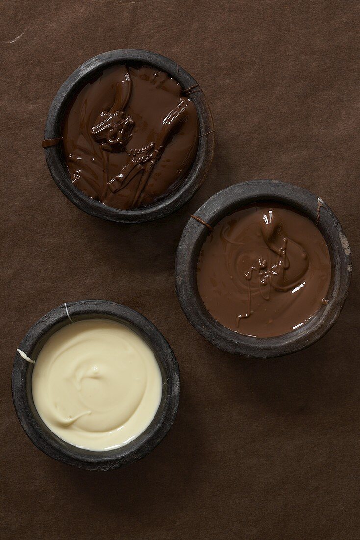 Geschmolzene Schokolade in drei Schalen von oben