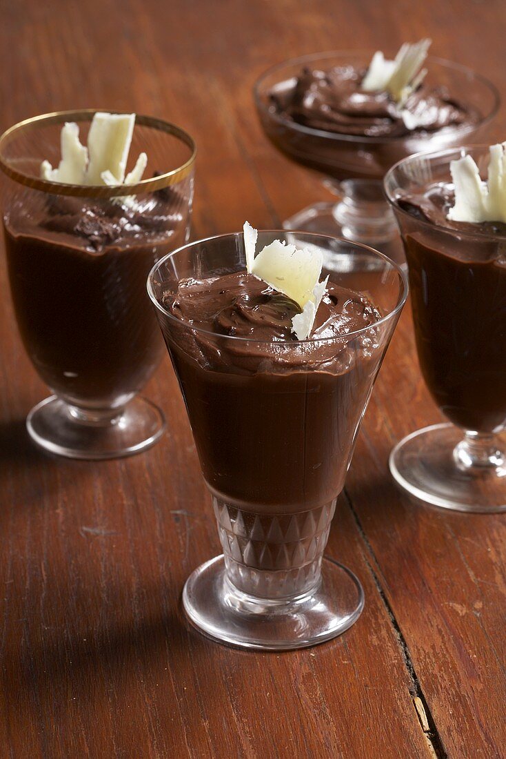 Mehrere Gläser Schokoladenmousse mit weissen Schokospänen