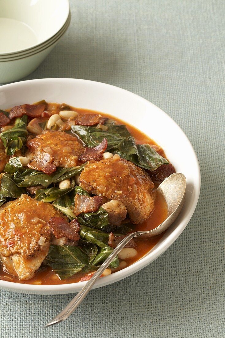 Hähnchen-Blattkohl-Eintopf mit weissen Bohnen