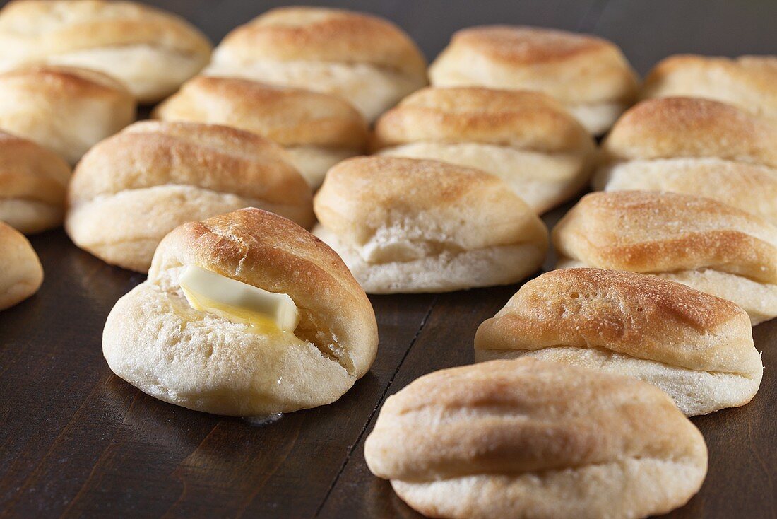 Parker House Rolls mit Butter (USA)