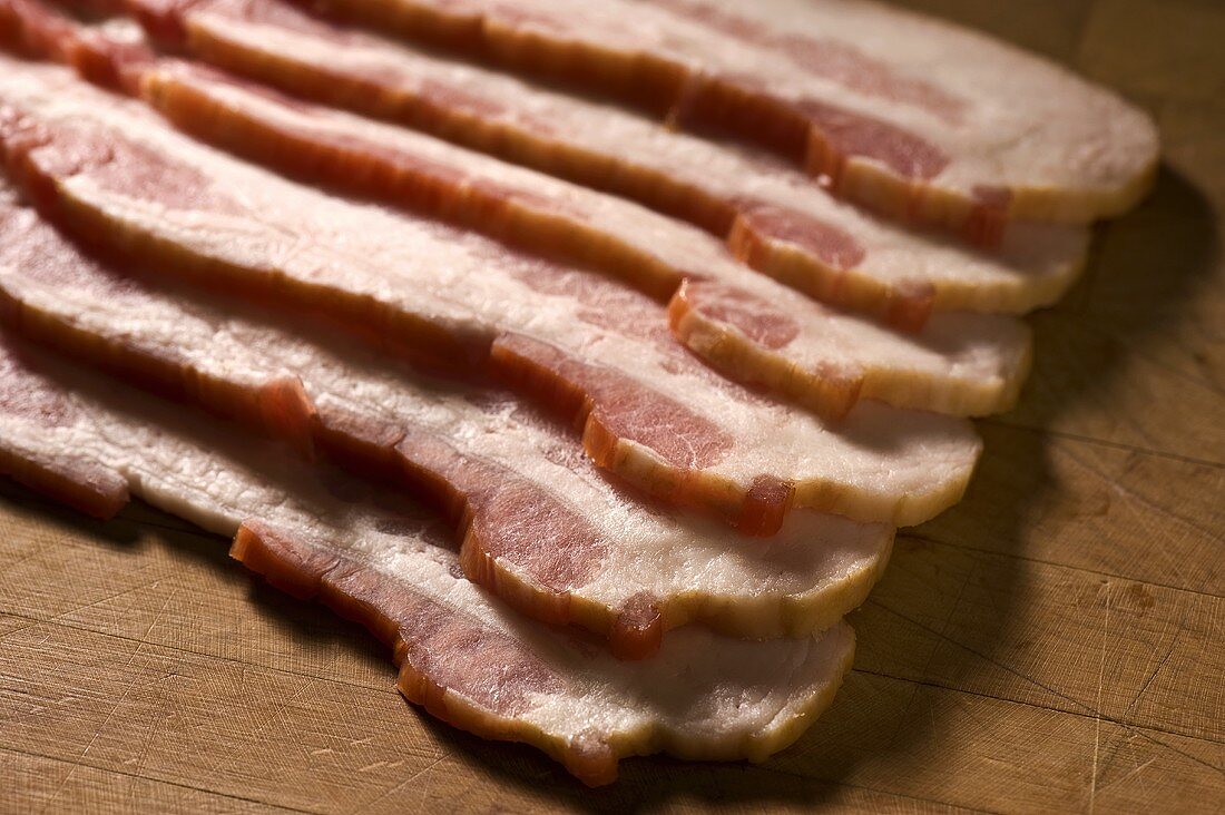Sechs dicke Baconscheiben, mit Hickory geräuchert