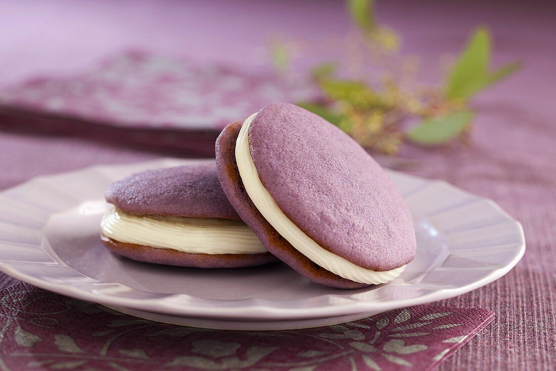 Zwei Lavendel-Whoopie-Pies auf Teller