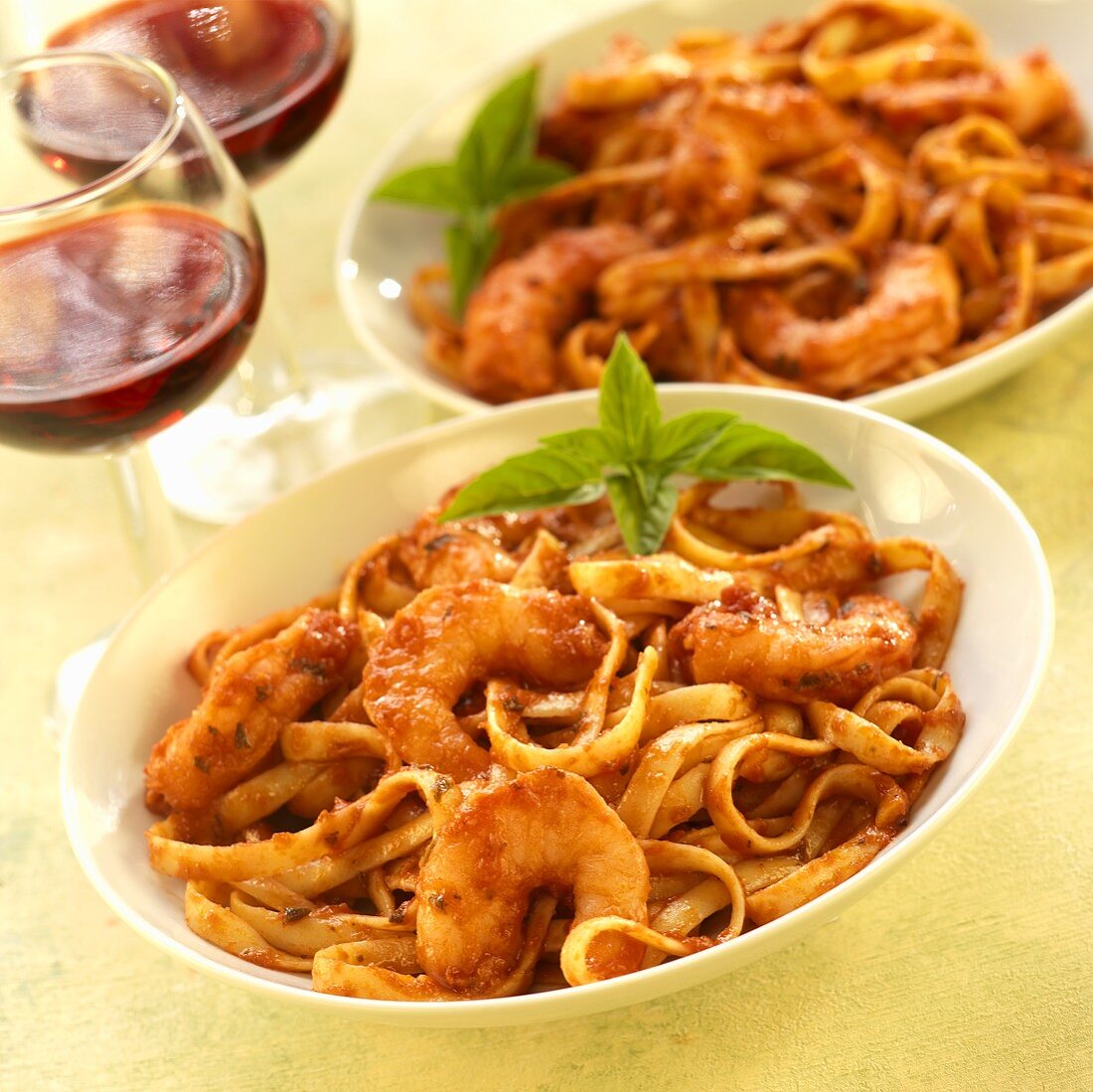 Shrimps Fra Diavolo mit Bandnudeln und Tomatensauce