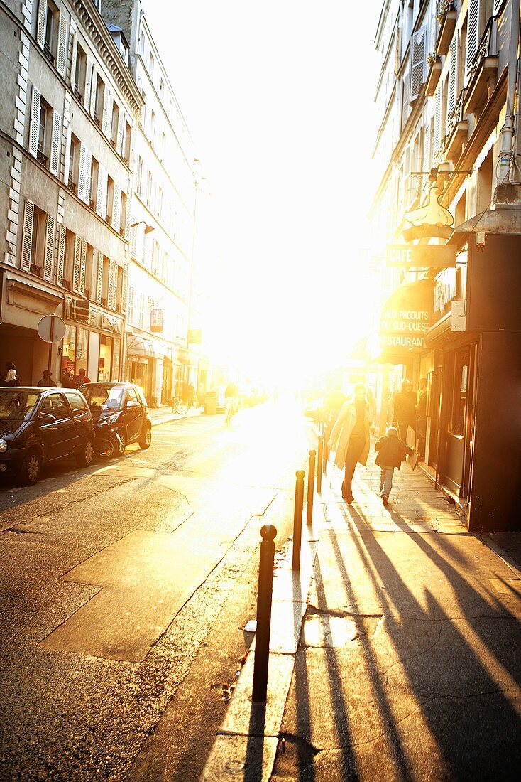 Strasse in Paris bei Sonnenuntergang