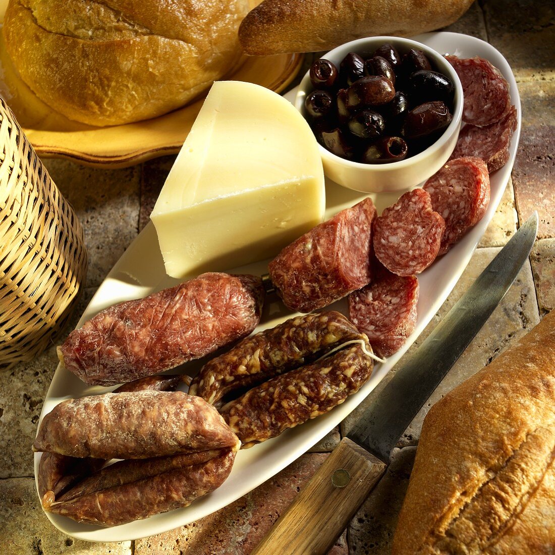 Antipasto toscano (antipasti with sausage, cheese and olive)