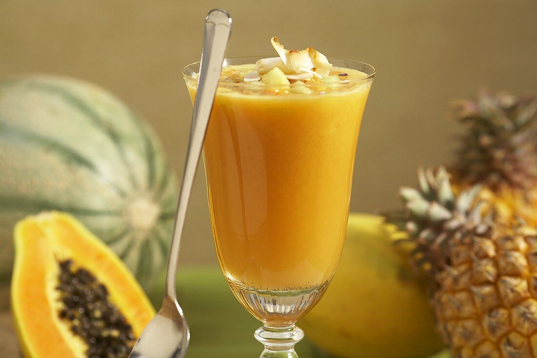 Papaya-Smoothie und frische exotische Früchte