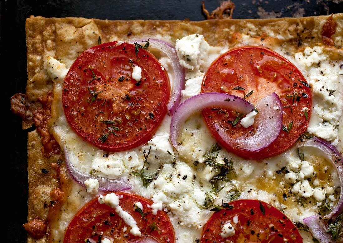 Tomato and Red Onion Pizza; Close Up