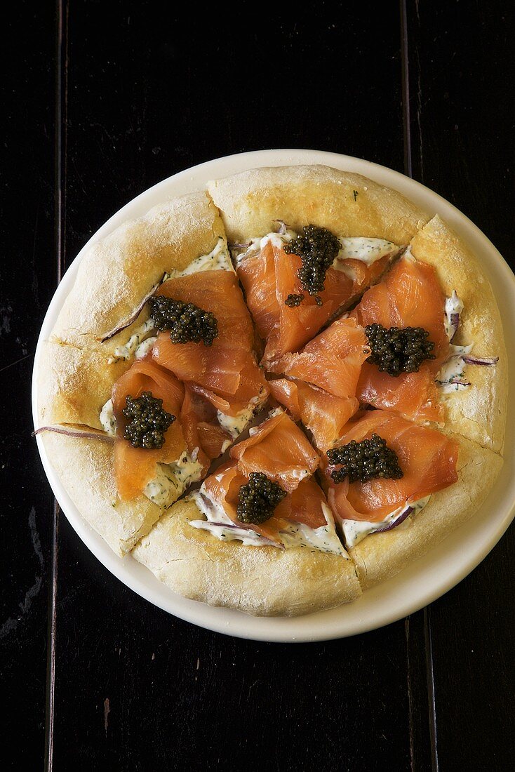 Pizza mit Räucherlachs und Kaviar