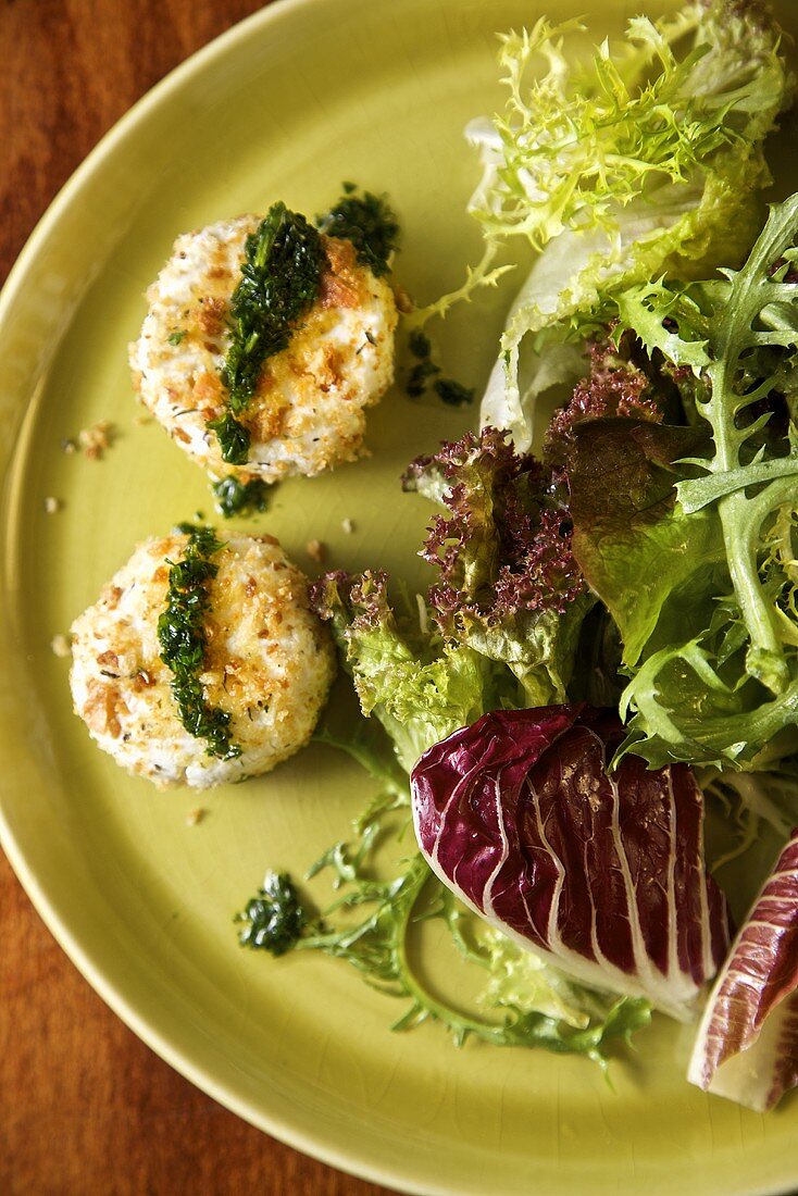 Gemischter Blattsalat mit gebackenem Ziegenkäse (Draufsicht)