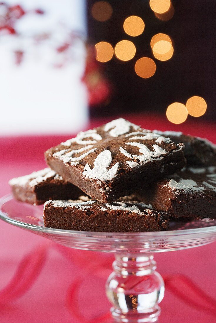 Brownies mit Puderzucker auf Kuchenständer