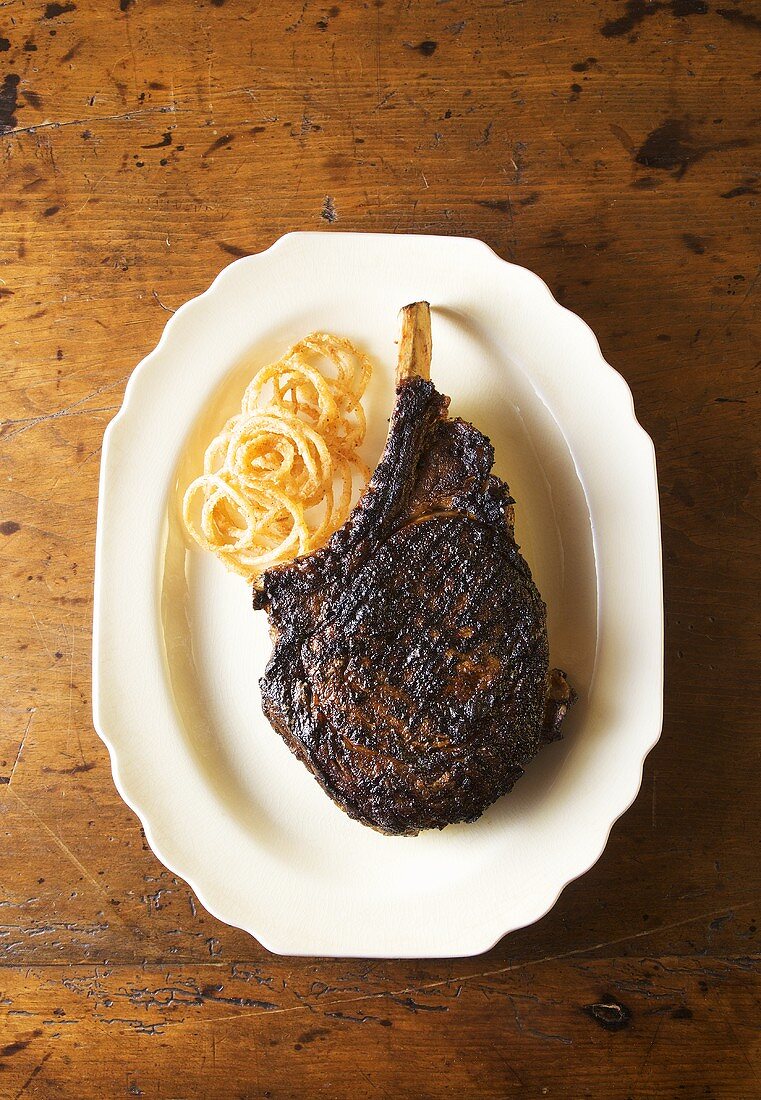 Ribeye Steak mit Zwiebelringen (Draufsicht)