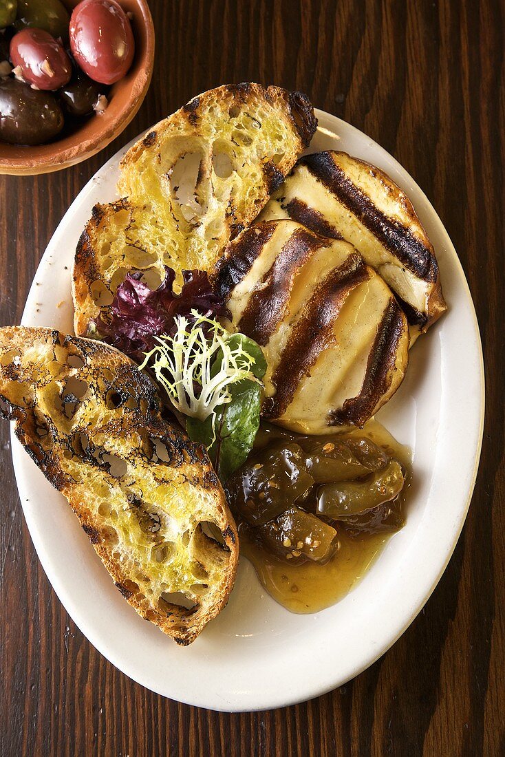 Gegrillter Scamorza mit Brot und grüner Tomatenmarmelade, Oliven