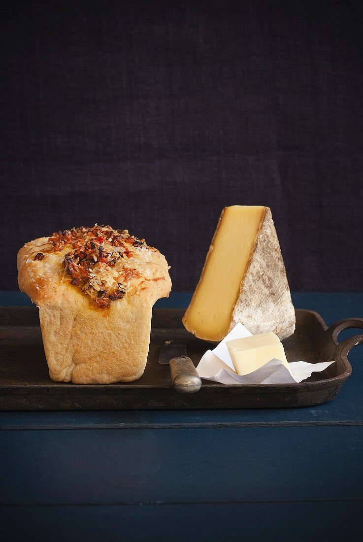 Brot mit Parmesan-Karotten-Kruste & Käse und Butter auf einem Tablett