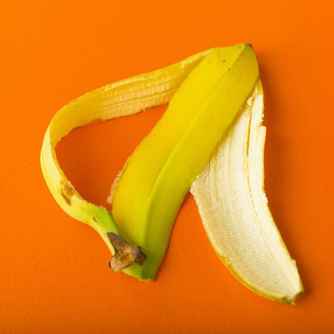 Bananenschale auf orangem Hintergrund