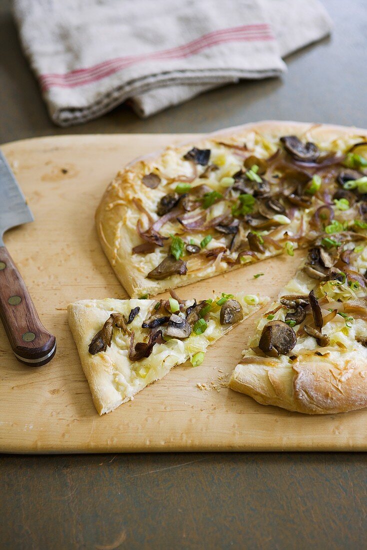 Fladenbrot-Pizza mit Pilzen und Zwiebeln