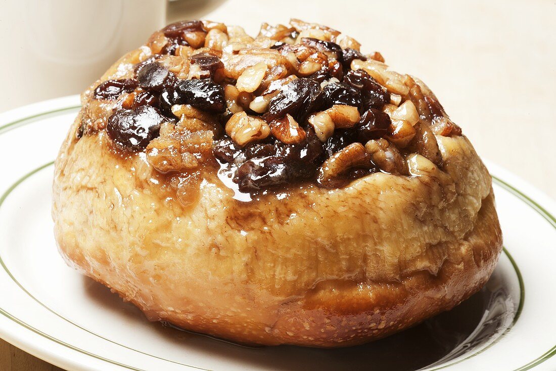 A sticky bun with maple syrup and raisins, Pennsylvania, USA