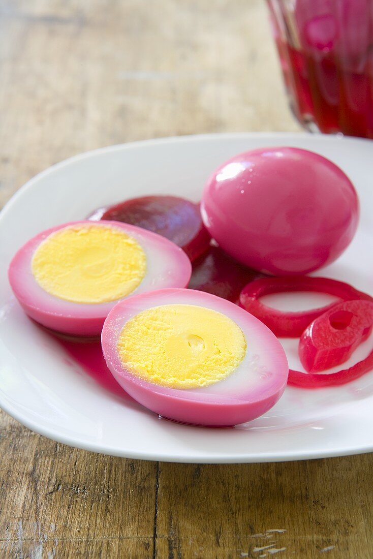 In Rote-Bete-Saft eingelegte Eier, ganz und halbiert