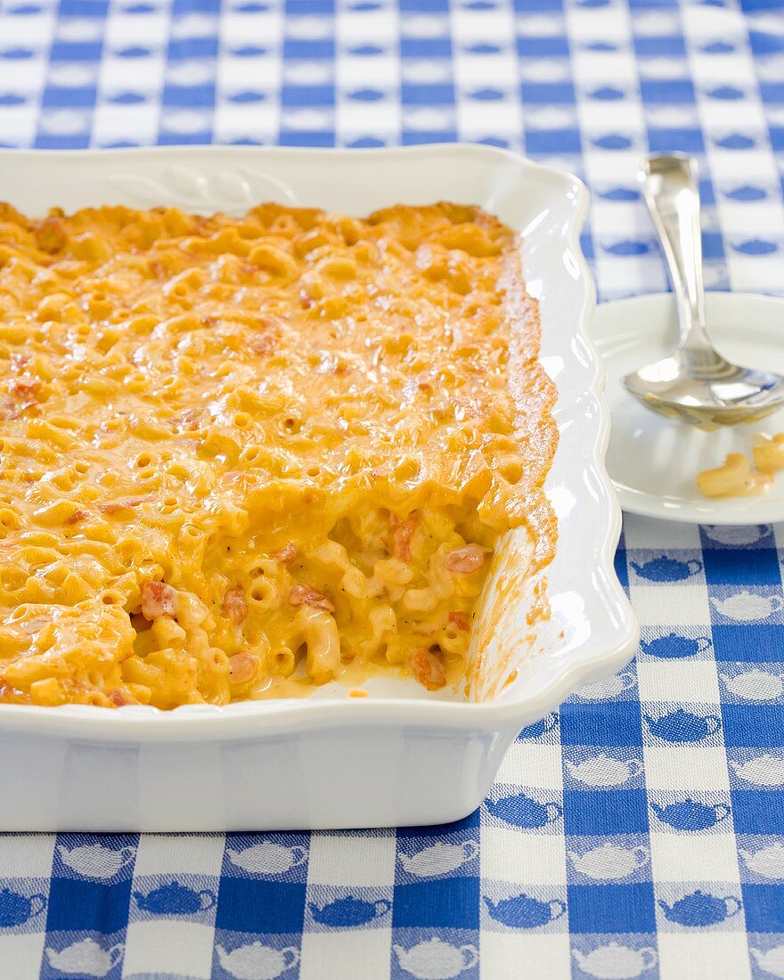 Macaroni and Cheese mit Tomaten in der Backform