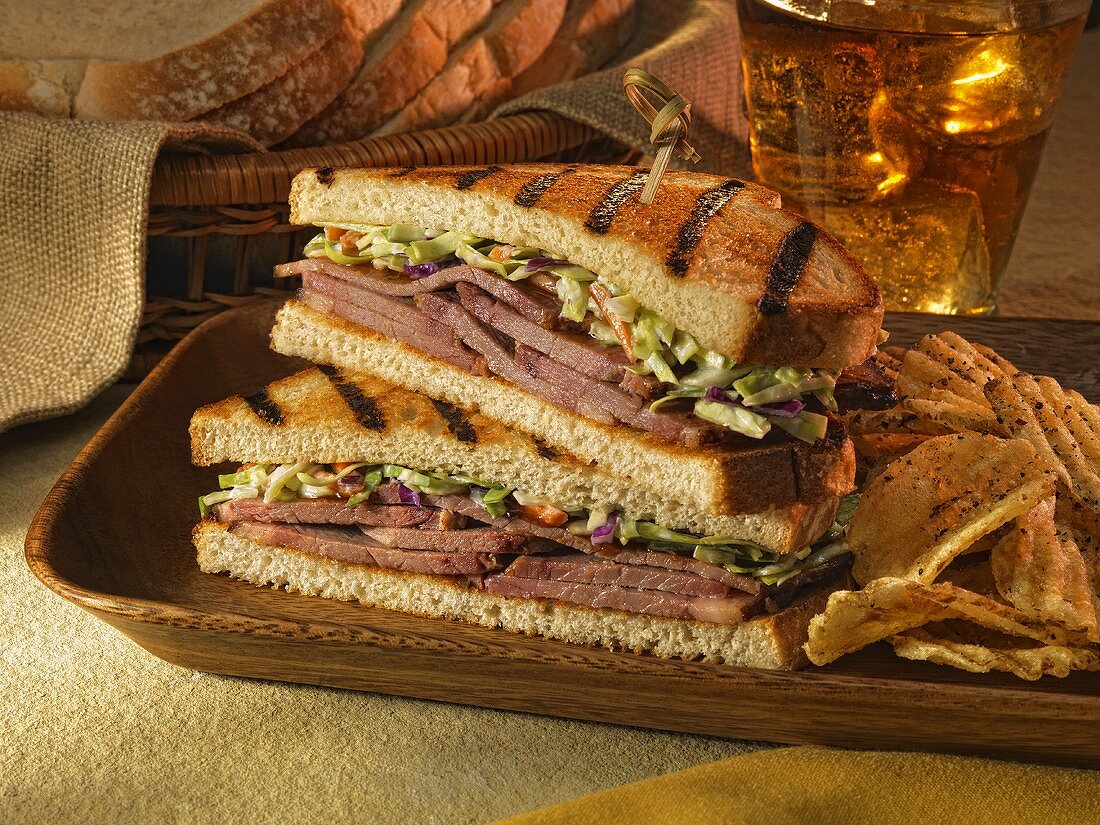 Panini mit geräucherter Rinderbrust und Coleslaw