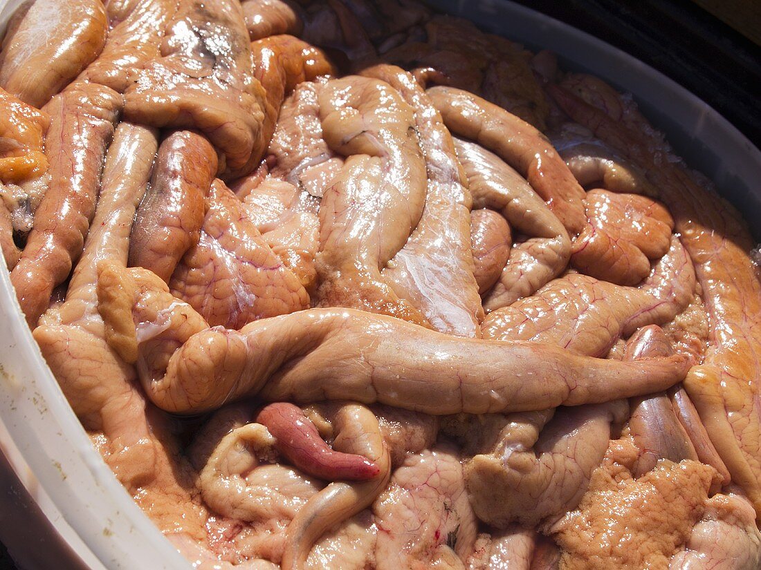 Frische Rogensäcke von Flundern auf dem Markt