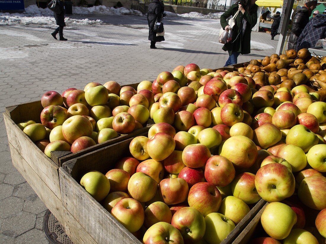 Äpfel in Steigen auf einem Strassenmarkt