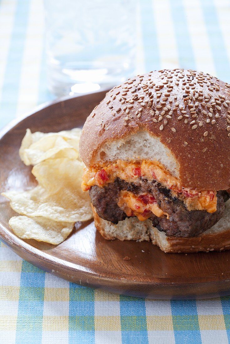 Pimento Burger (Burger mit Paprika-Käse-Creme gefüllt)