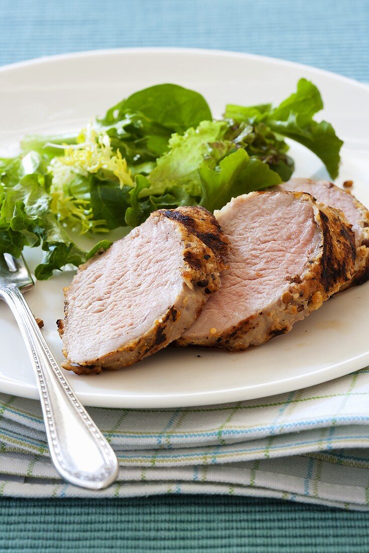 Gegrilltes Schweinefilet mit Senf-Brot-Kruste und Salatbeilage