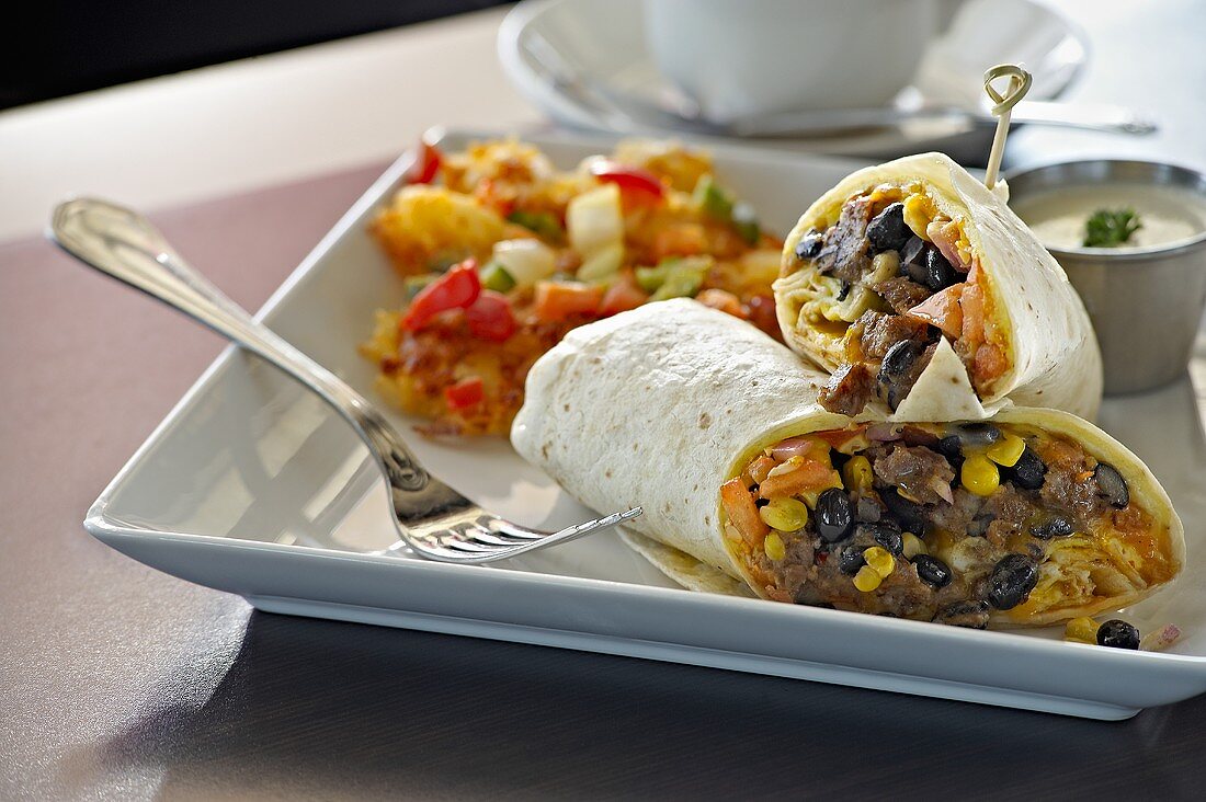 Frühstücks-Burrito mit Kartoffeln und grünen und roten Paprika