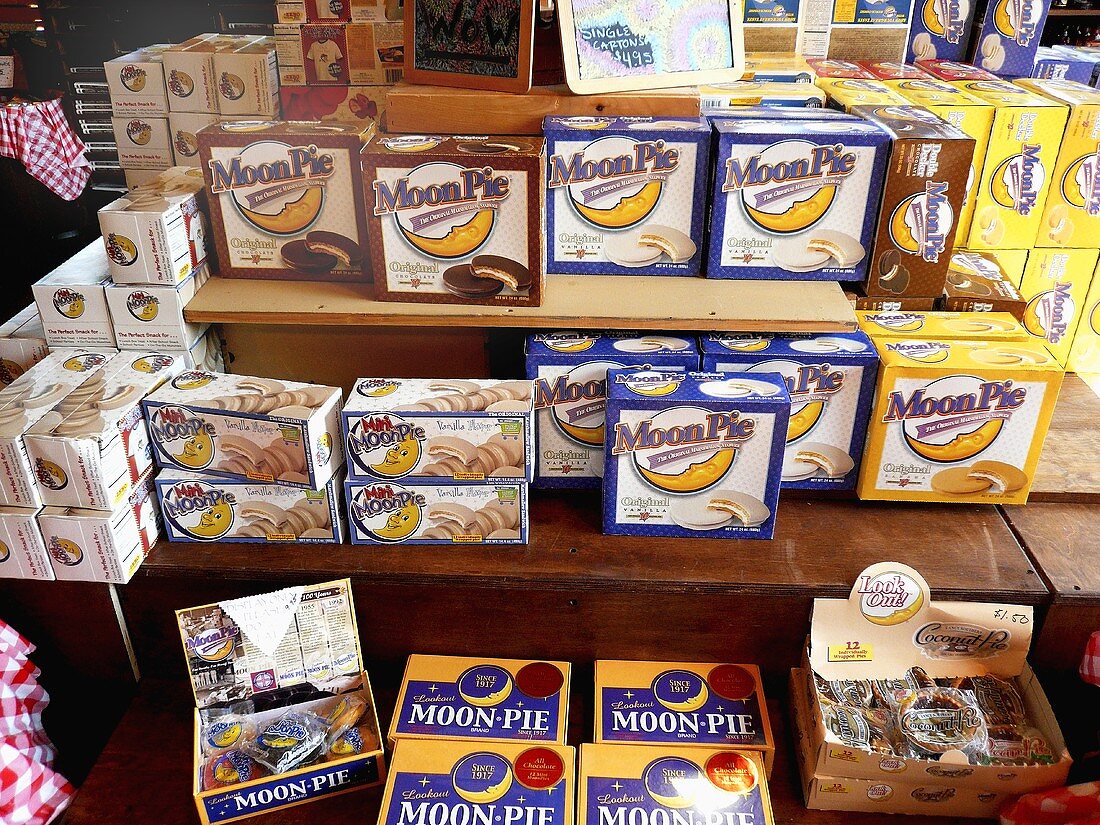 Viele Schachteln mit Moon Pies in einem Geschäft (USA)