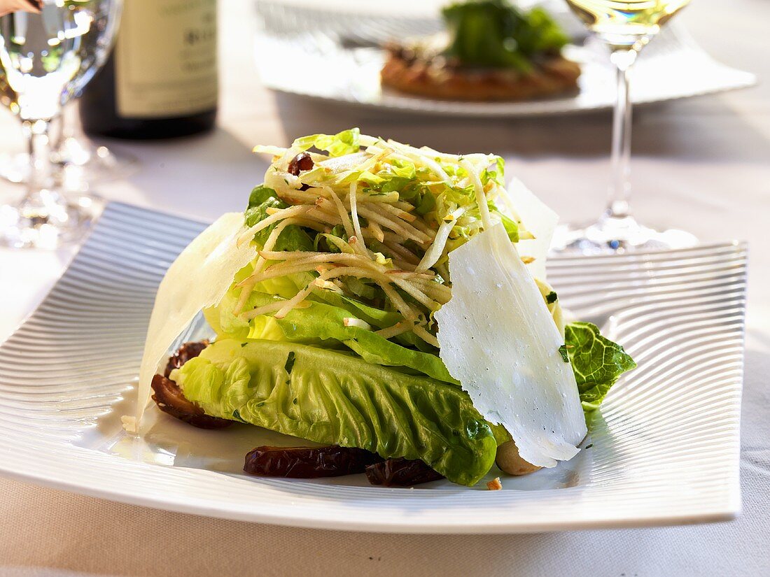 Romanasalat mit Jicama und gehobeltem Parmesan