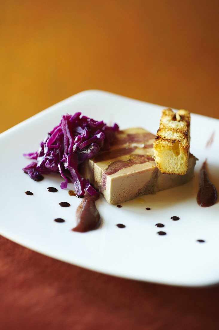 Gänseleber-Schweinefleisch-Terrine mit Rotkohl