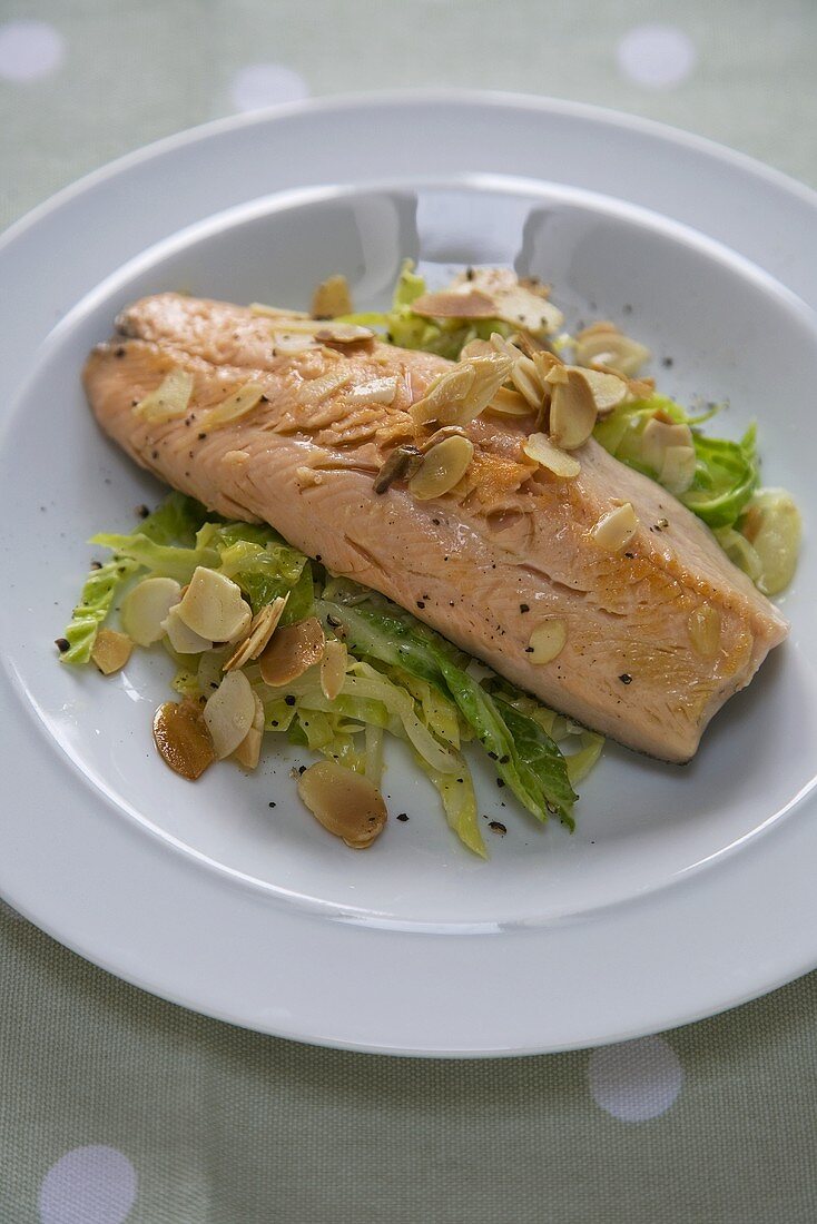 Gebratene Forelle mit Meerrettich, Kohl und Mandelblättchen