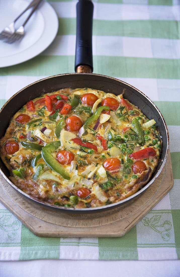 Tortilla mit Gemüse und Käse in einer Pfanne