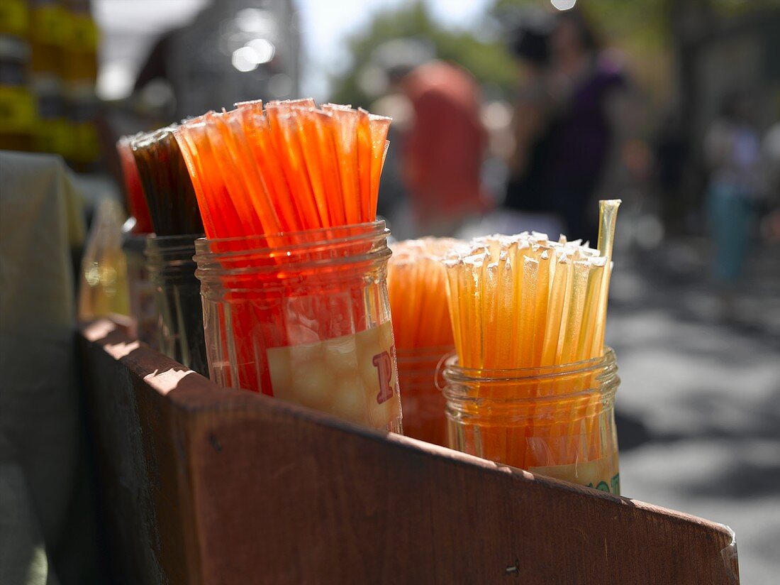 Orangen- und Zitronen-Honigsticks in Gläsern auf einem Bauernmarkt in Seattle, Washington