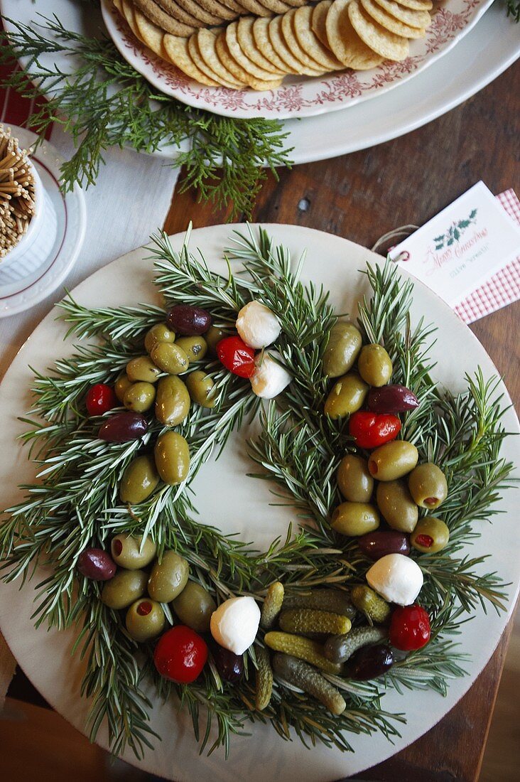 Kranz aus Rosmarin, eingelegten Oliven, Mozzarella & Essiggurken