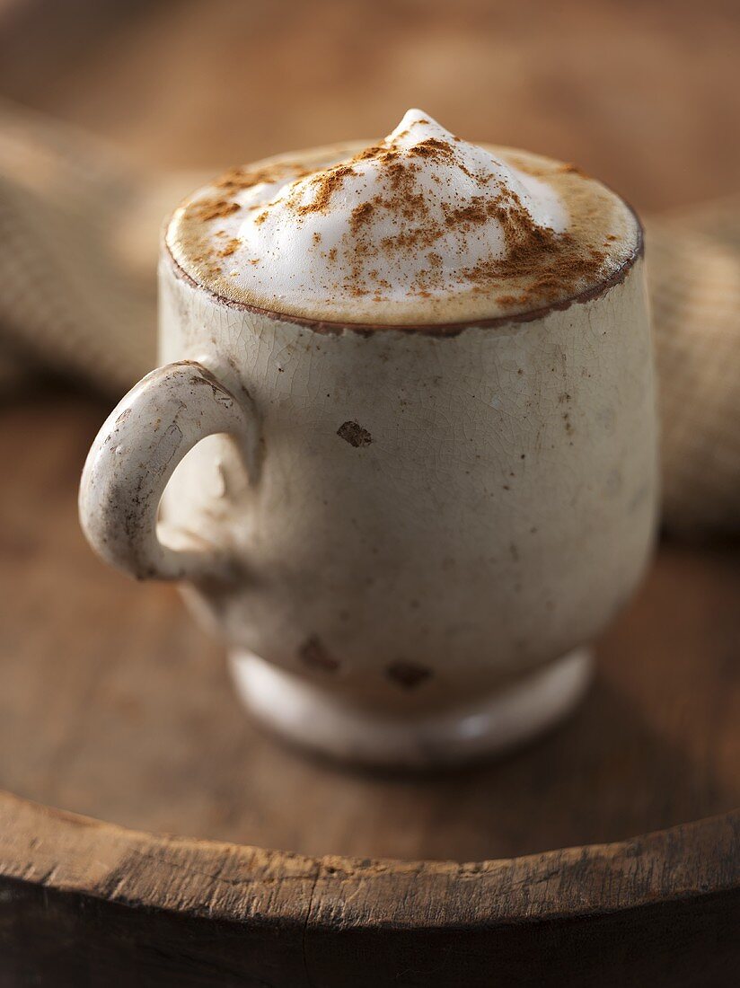 Cappuccino in rustikaler Tasse